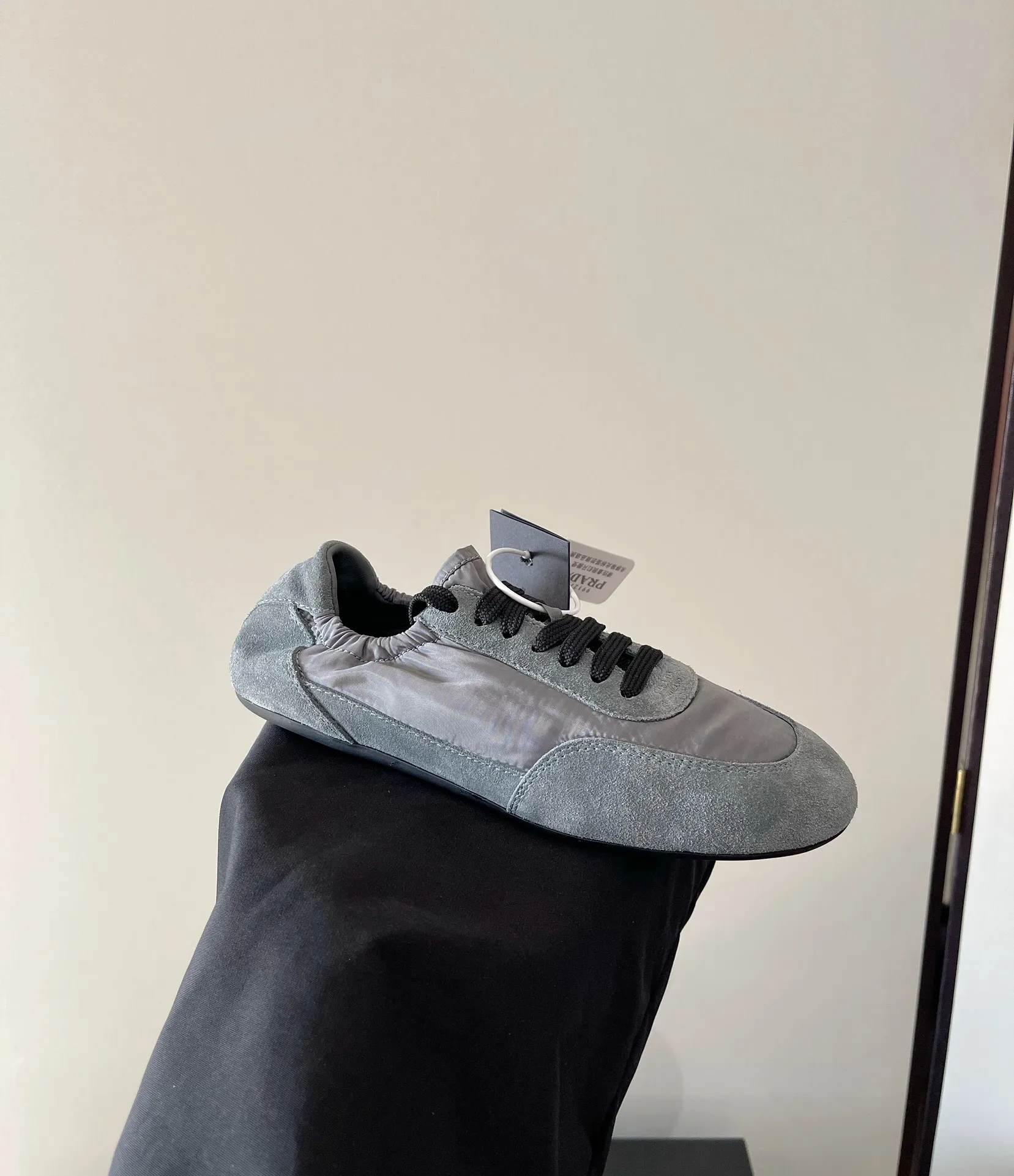 👟👟Ex-factory price 540👟👟 PRADA multi-color comfortable new Dexun ballet shoes in early spring🥂 The original top-quality replica is sold simultaneously at the counter. The fabric is made of specially imported fabrics mixed with Beijing leather. The whole pair of shoes has a very high texture. The lining is cowhide and the original imported rubber sole. The style is simple and fashionable, and the upper feet are very delicate! Color: 11 colors Heel height: flat Size: 35-41 (40 to 41 customized, non-refundable)